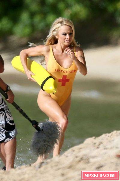 Памела Андерсон снова бегает по пляжу в купальнике спасательницы (6 фото)