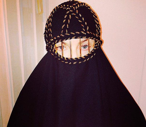 Мадонна сделала селфи в хиджабе!