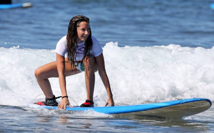 сёрф, вода, доска, девушка, ashley tisdale   - Фото обои