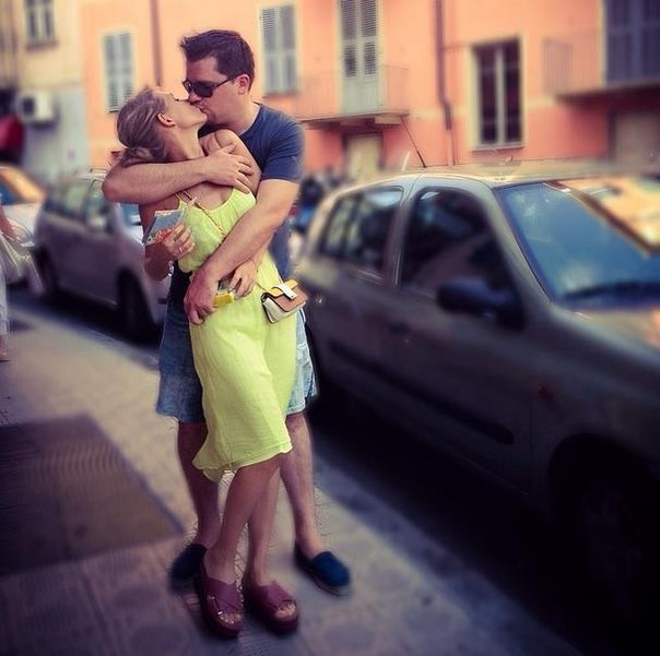 Кристина Асмус показала поцелуй, выложив в instagram