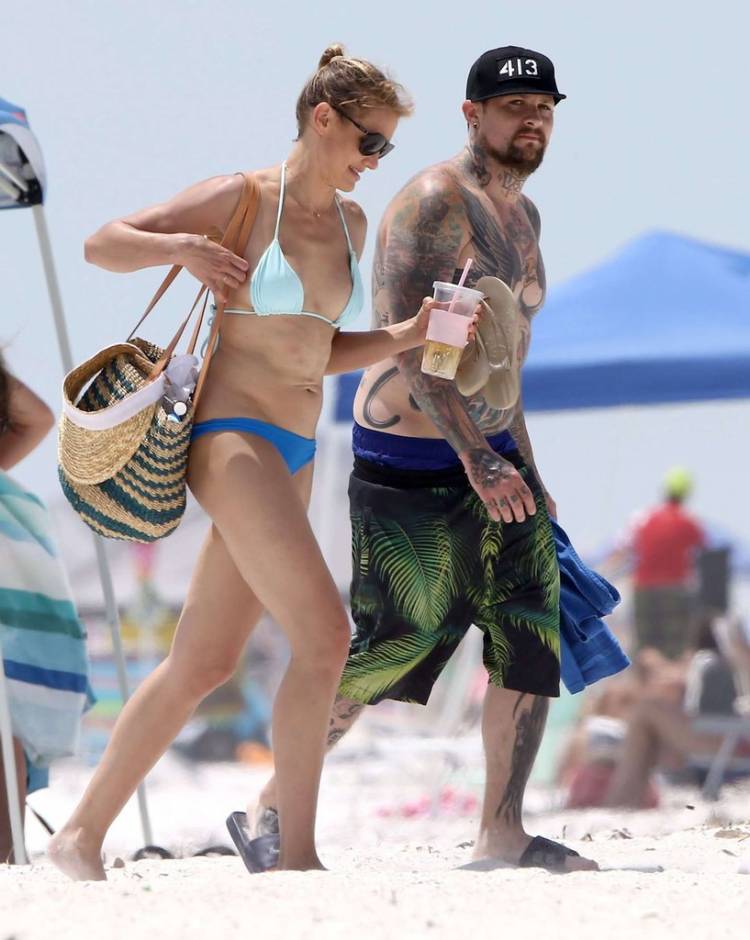 Кэмерон Диаз в синем бикини на пляже Флориды