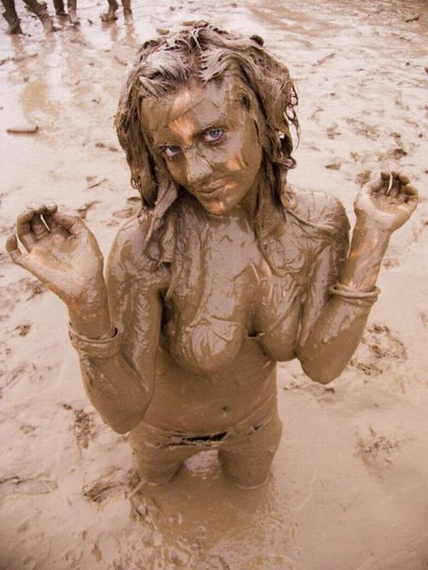 Девушки принимают грязевые ванны (фото)