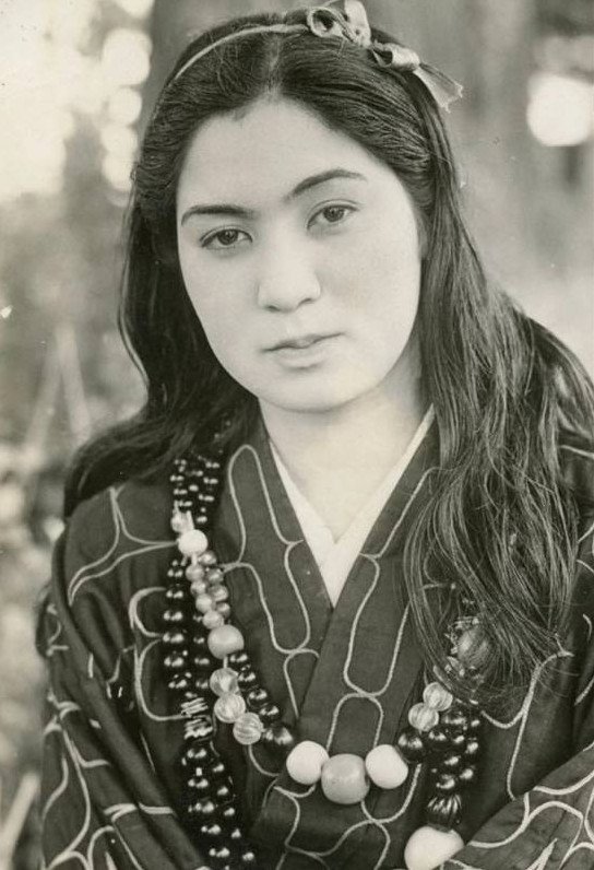 Изящные женщины народности айну на фото