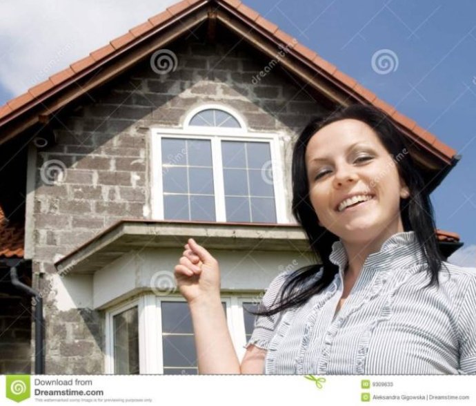Очаровательная женщина около дома на фото