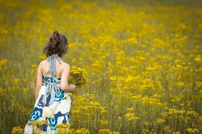 Очаровательная женщина в поле ромашек на фото