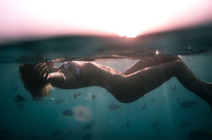 Полные красивые женщины под водой на фото