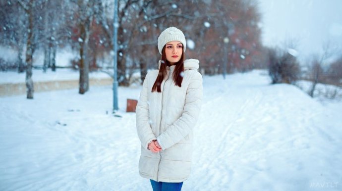 Стильная красивая девушка в зимнюю пору на фото