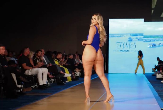 Фото: Марисса Дубоис и её крупная задница на показах мод