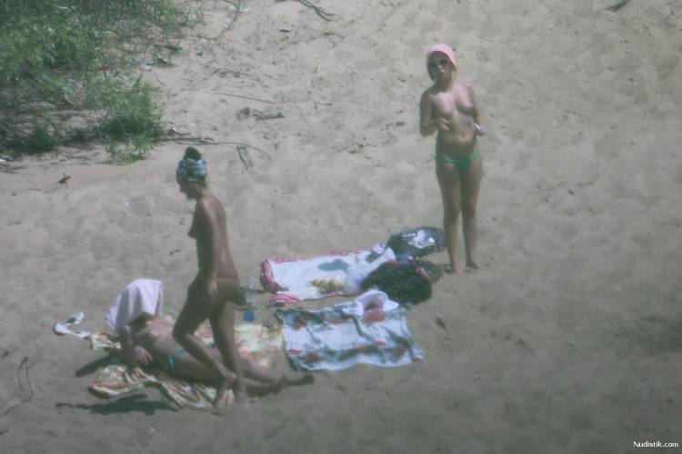 Фото подружек нудисток на пляже