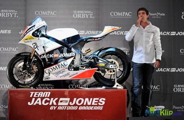 Антонио Бандерас (Antonio Banderas) открыл сезон для команды «Jack Jones» (фото)