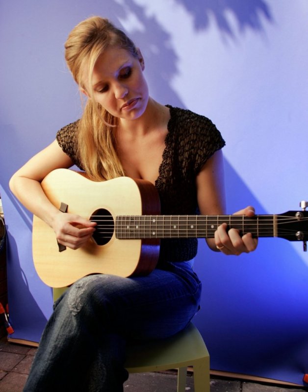 Kelli Brianne Garner с гитарой в руках
