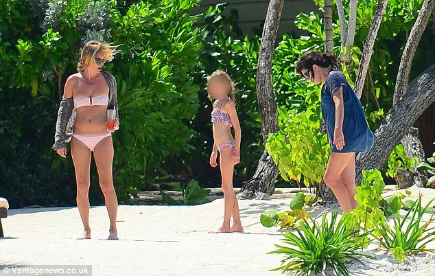 Кейт Мосс появилась на пляже в розовом бикини