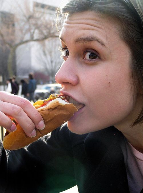 Девушки едят хот-доги