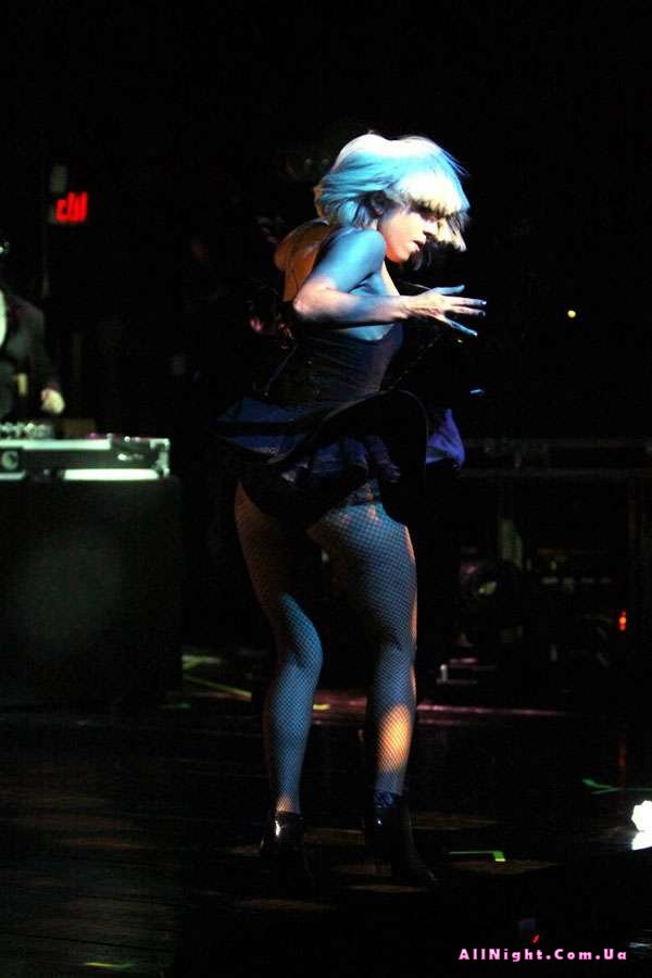 Леди гага на звонок. Леди Гага на сцене. Леди Гага на вечеринке. Леди Гага на репетиции. Леди Гага на коленях.