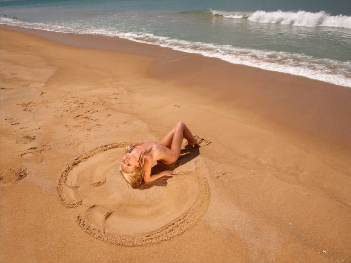блондинка, пляж, песок, прибой