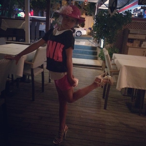 Анастасия Волочкова подарила 8-летней дочери туфли