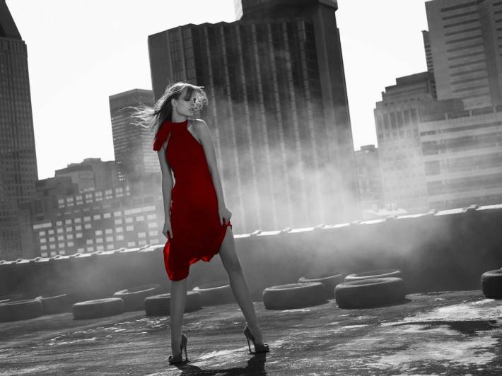 девушка, платье, красный, город, чб   - Фото обои