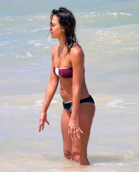 Jessica Alba – Bikini Candids in Mexico