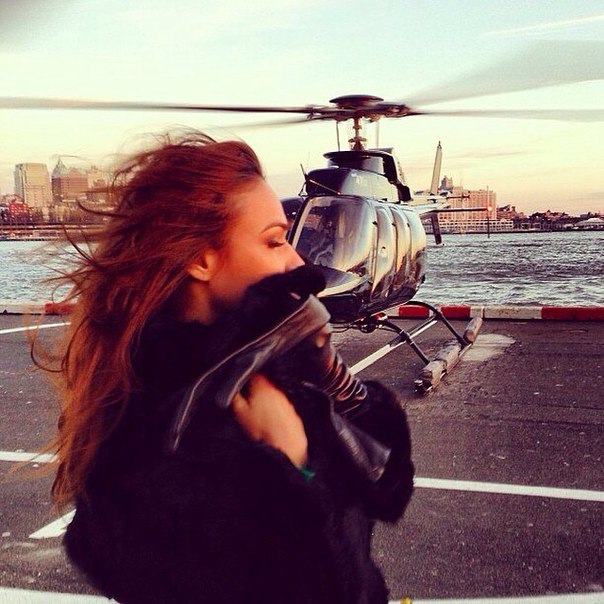 Алена Водонаева поборола свой страх и полетала на вертолете