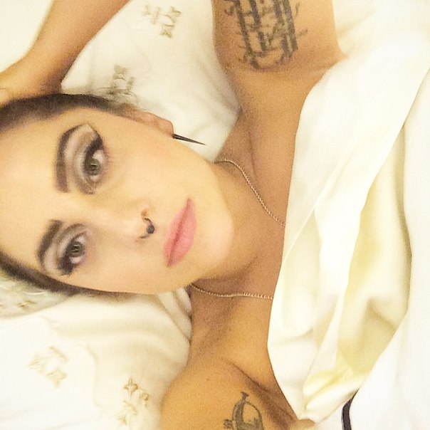 Леди Гага поделилась постельной фотографией!