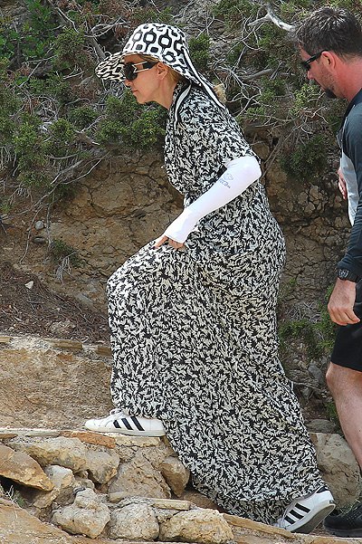 Мадонна удивила своим нарядом на пляже!