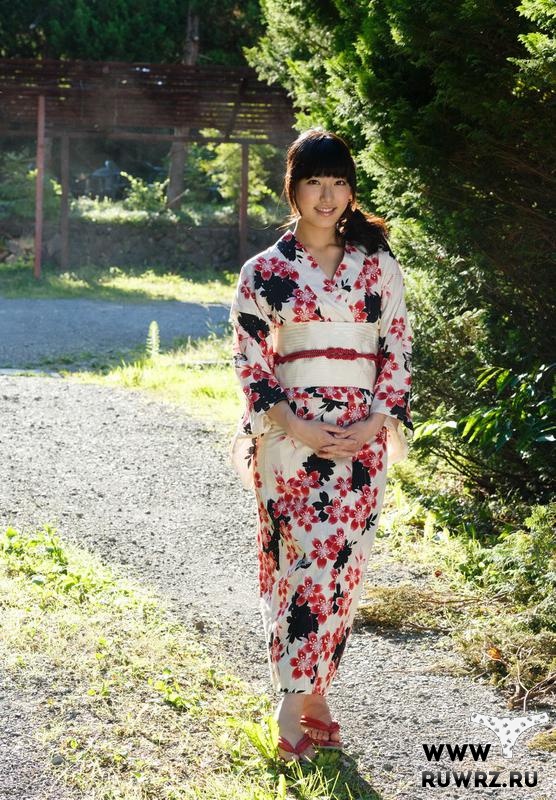 Молодая японская девушка в национальной одежде