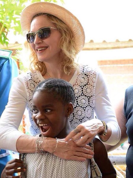 Мадонна собирается усыновить пятого ребенка