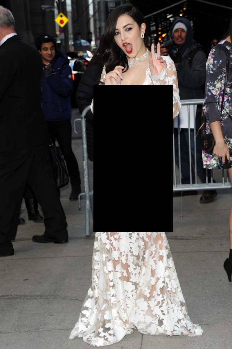 Charli XCX в прозрачном платье