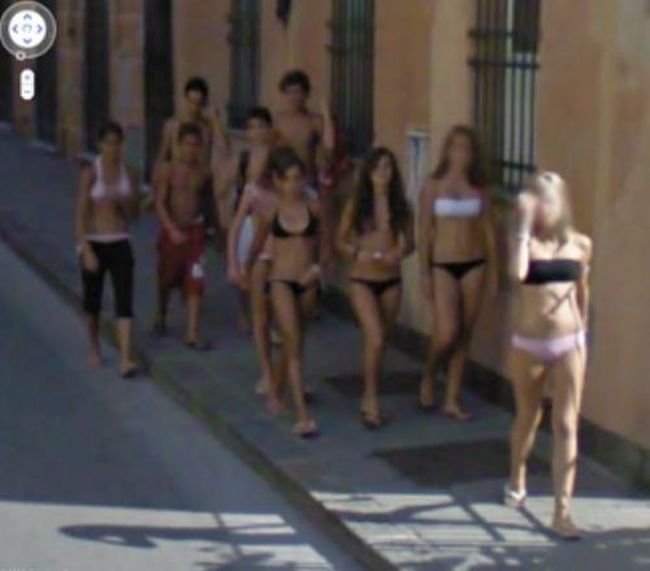Девушки на Google Street View.