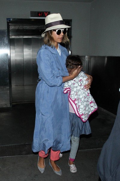 Джессика Альба с дочкой в аэропорту LAX - 3 апреля