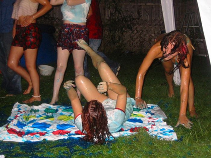 Пьяные девушки играют в Твистер