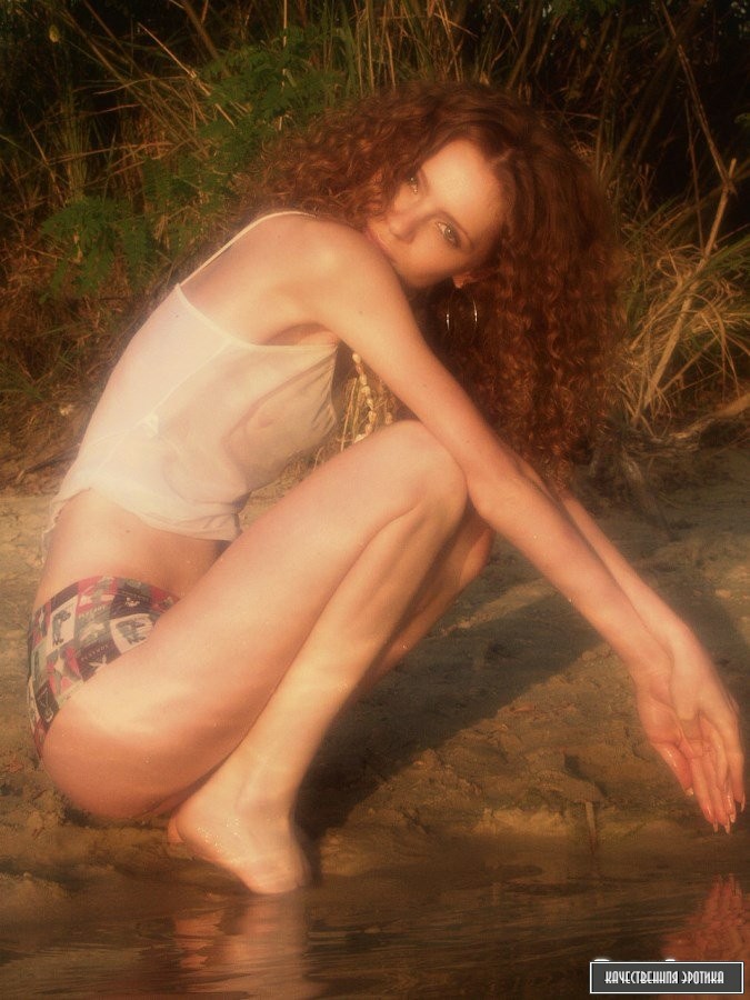 Голая кудрявая девушка на пляже (56 фото)