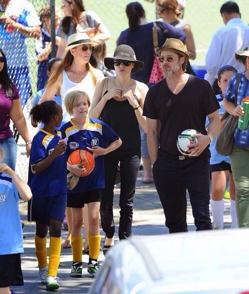 Анджелина Джоли со своей семьей на прогулке после футбольного