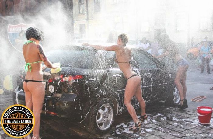 Автомойка и голые девушки в бикини