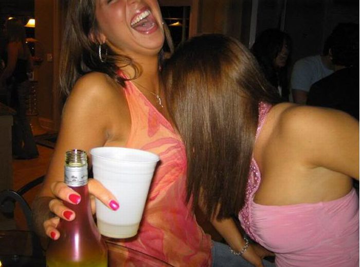 Фотографии пьяных телок, пьяные девки показывают сиськи (36 фото)