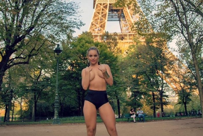 «Мисс бразильская попка» провела интимный фотосет близ Эйфелевой башни (эротика)