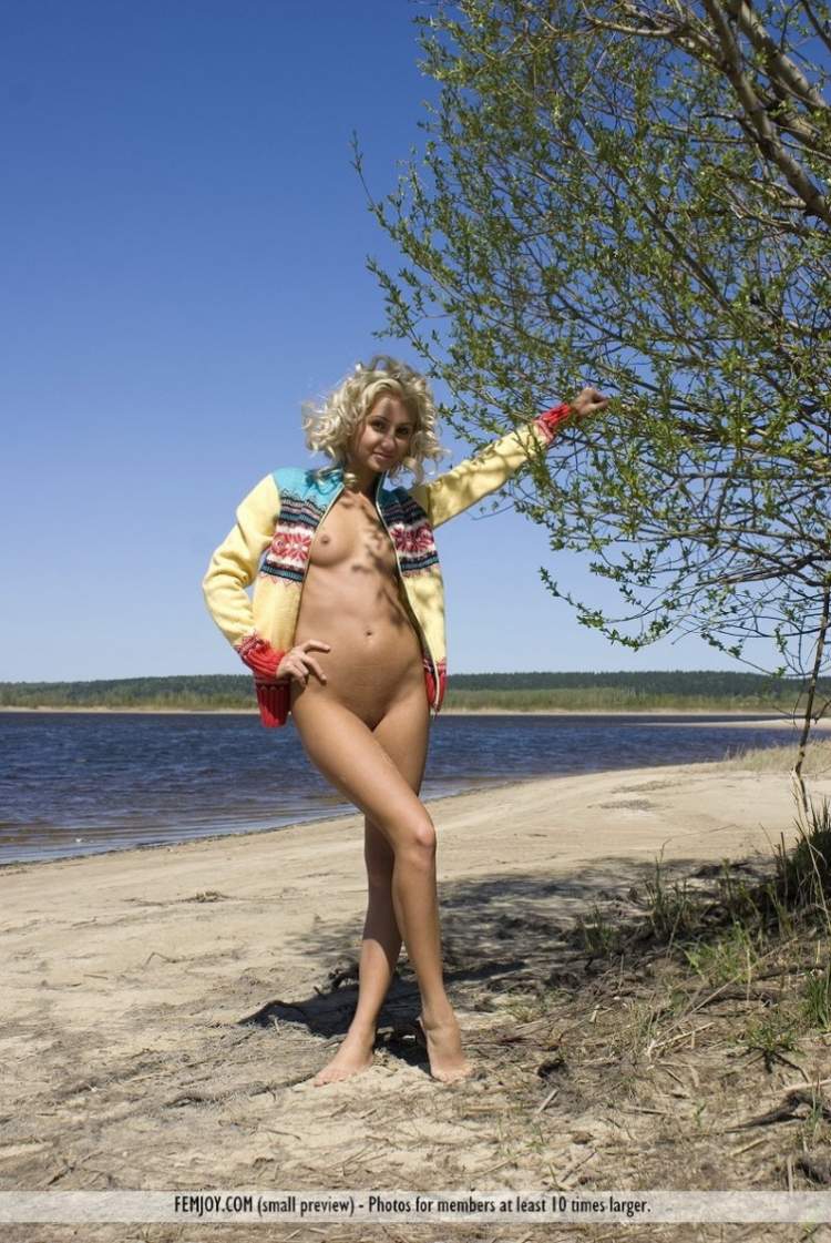 Любительские фото стройной голой девушки на нудитском пляже