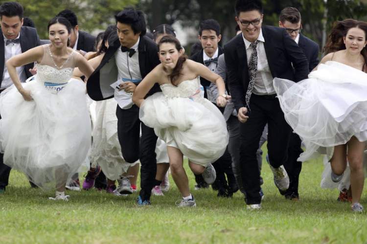 Невесты бегут вперед