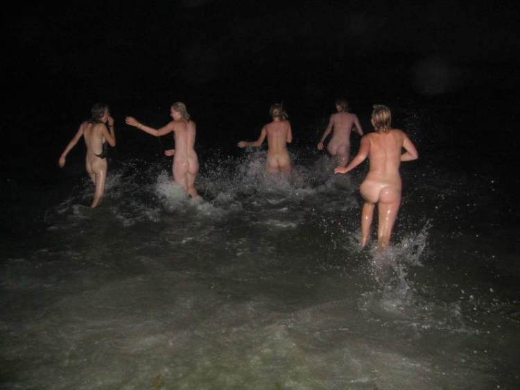 Фото Ню с девушками на воде