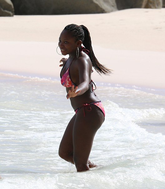 Нэтари Наутон в бикини на пляже на Барбадосе