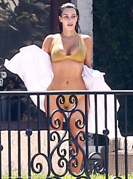 Ким Кардашян в бикини на отдыхе в Майами