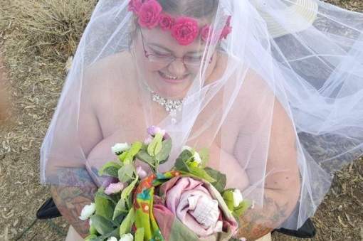Толстая невеста не смогла подобрать платье и вышла замуж голой