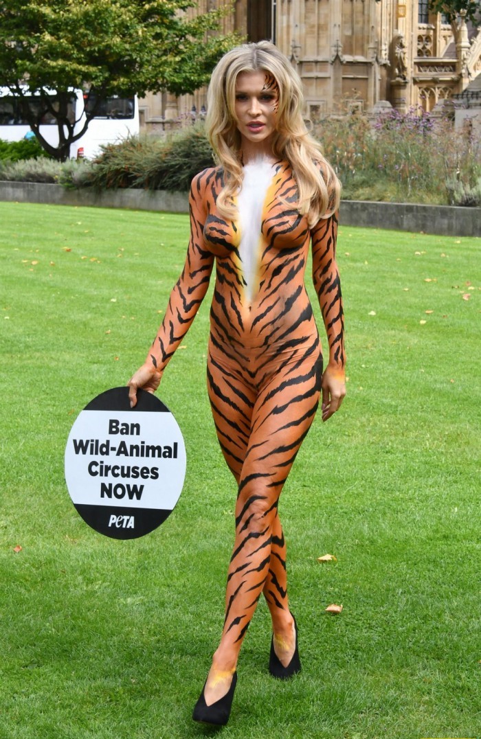 38-летняя модель Joanna Krupa в акции по защите животных PETA