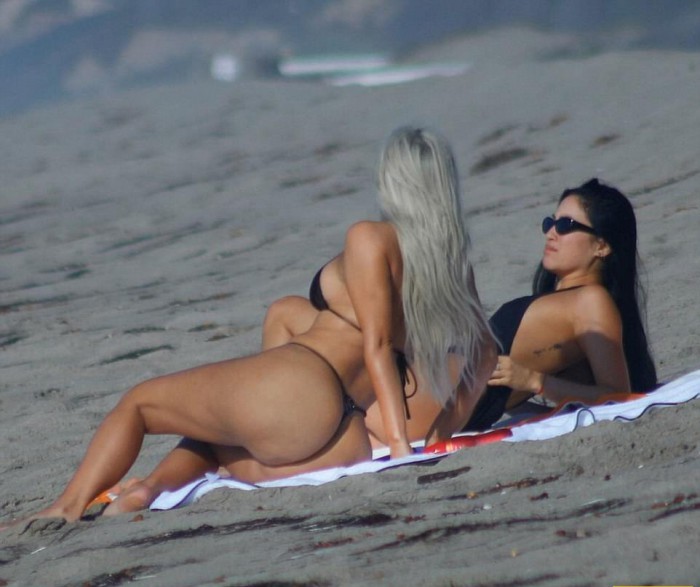 Ким Кардашьян в сексапильном бикини на пляже в Малибу