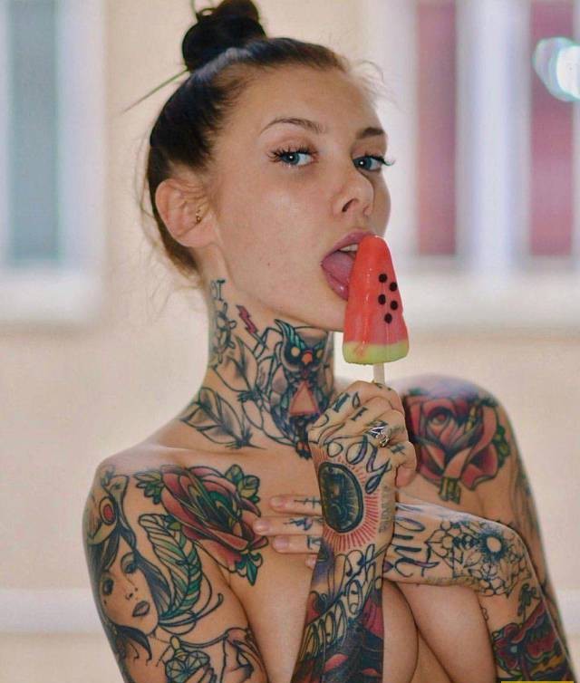 Обалденные девушки с прекрасными татуировками (50 фото)