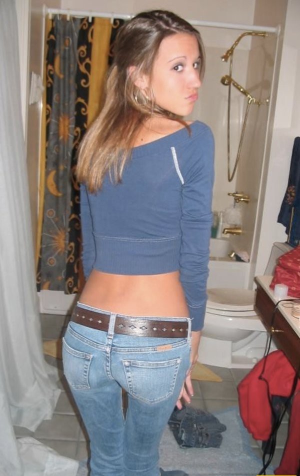 Sexy amateur girlfriend losing off jeans for outdoor fuck