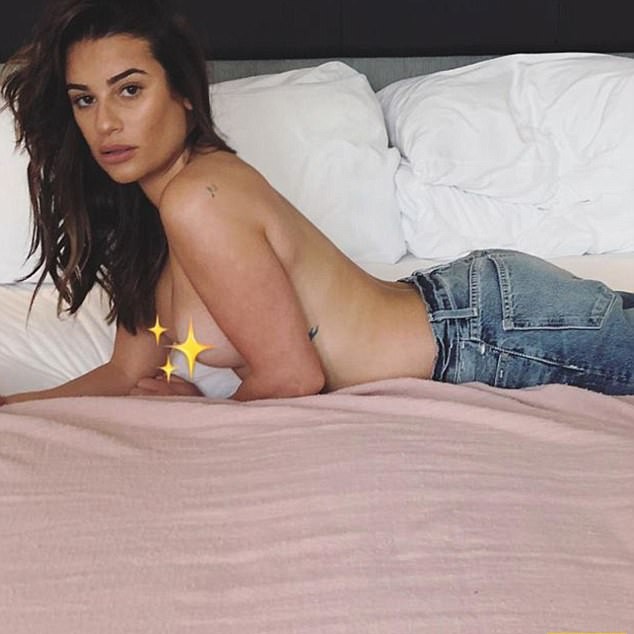 Топлесс в кровати: актриса Лиа Мишель взорвала Instagram.