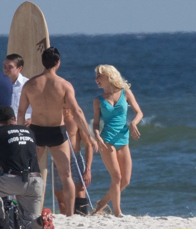 Танцовщица Джулианна Хаф показала соблазнительное тело во время съемок на пляже