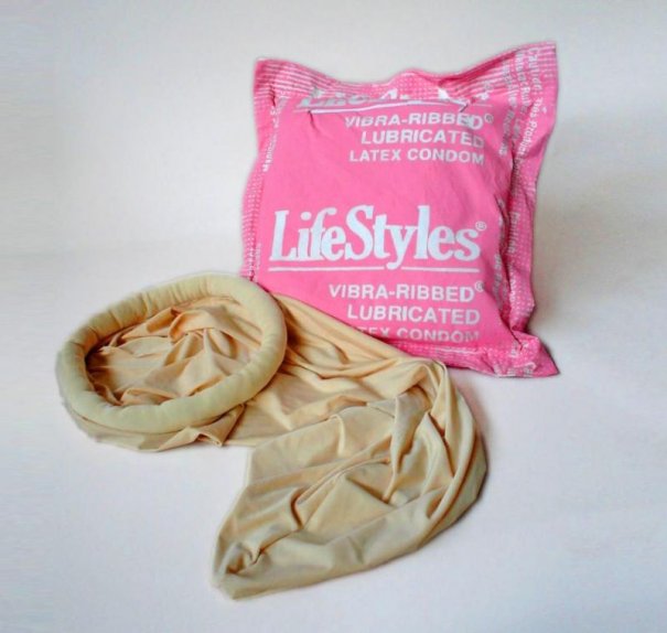 Подушечка и спальный мешок в виде презерватива