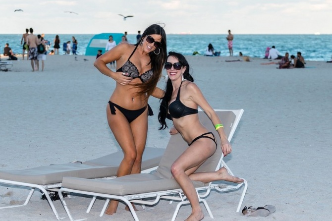Клаудия Романи и Белла Бонд на пляже в Майами
